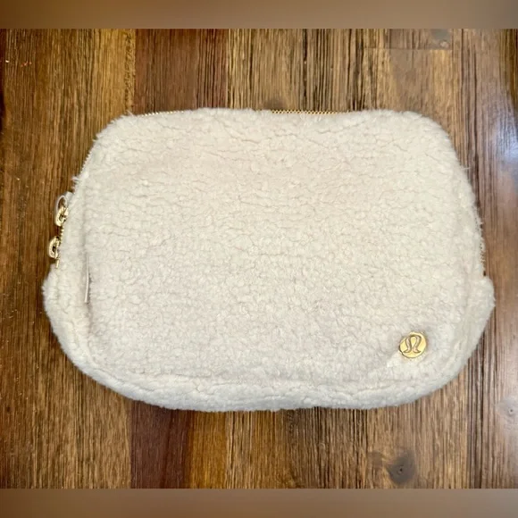 NWT Lululemon Everywhere Belt Bag Fleece Large 2L - Picture 2 of 8